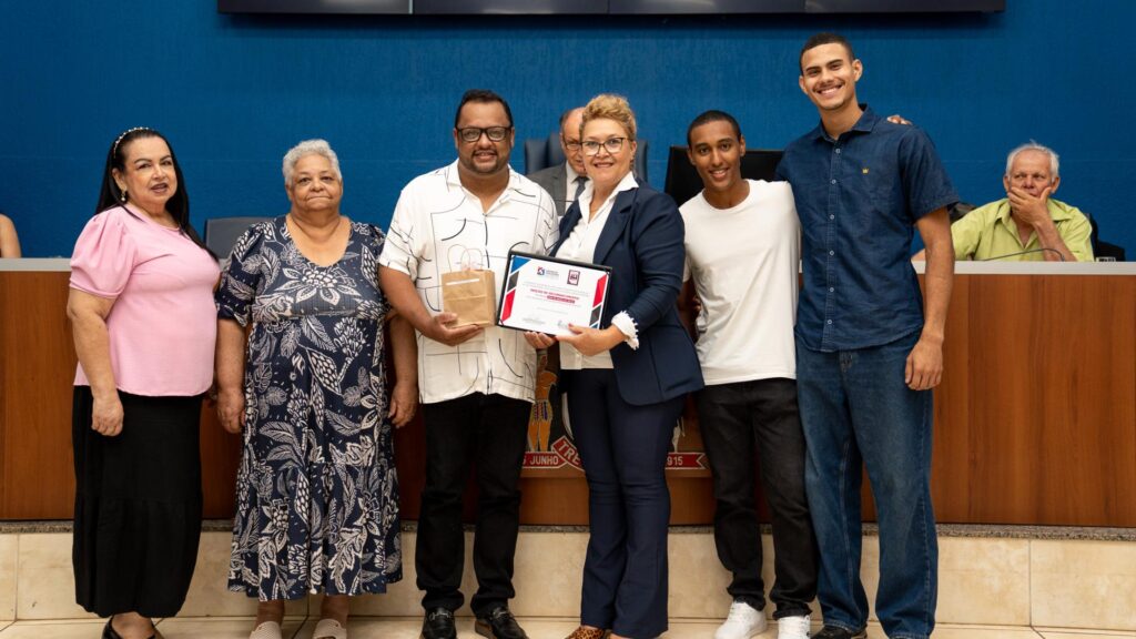 Solenidade na Câmara reconhece o trabalho de diversos profissionais Solenidade na Câmara reconhece o trabalho de diversos profissionais