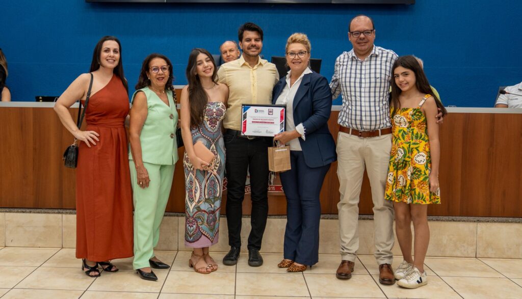 Solenidade na Câmara reconhece o trabalho de diversos profissionais Solenidade na Câmara reconhece o trabalho de diversos profissionais