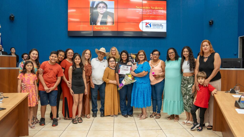 Vereadores de Três Lagoas homenageiam merendeiras que atuam em escolas, CEIs e projetos sociais Vereadores de Três Lagoas homenageiam merendeiras que atuam em escolas, CEIs e projetos sociais