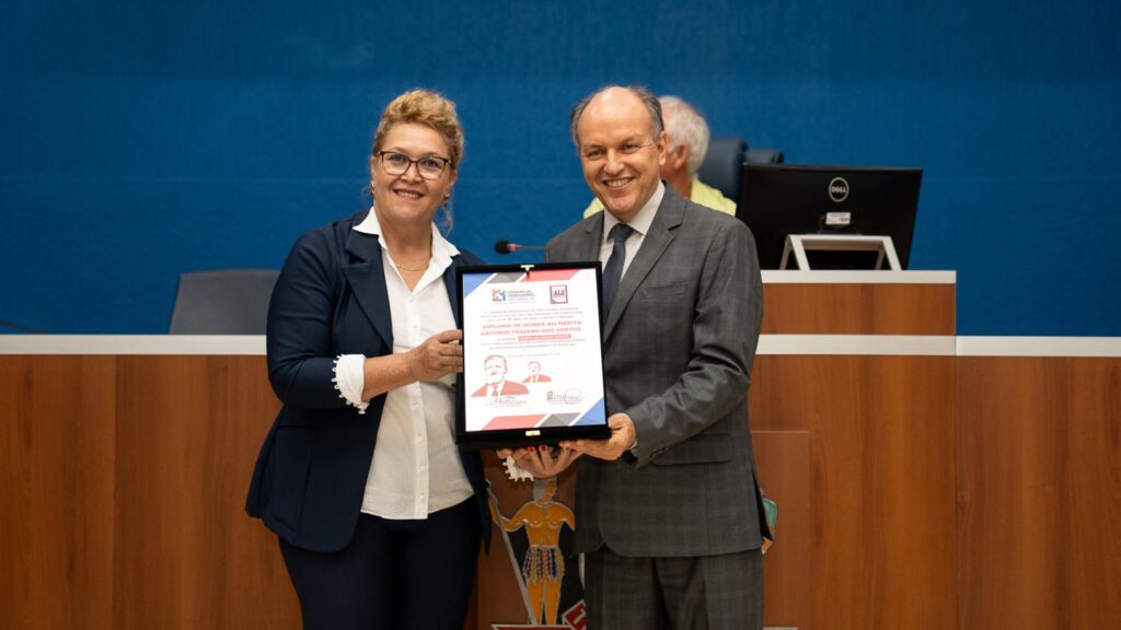 Solenidade na Câmara reconhece o trabalho de diversos profissionais Solenidade na Câmara reconhece o trabalho de diversos profissionais