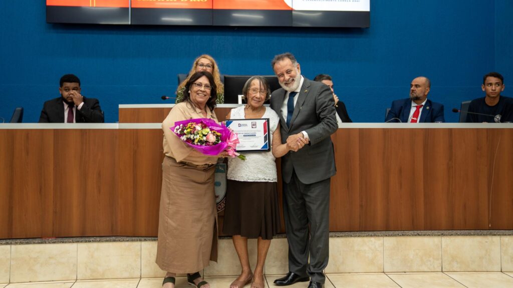 Vereadores de Três Lagoas homenageiam merendeiras que atuam em escolas, CEIs e projetos sociais Vereadores de Três Lagoas homenageiam merendeiras que atuam em escolas, CEIs e projetos sociais
