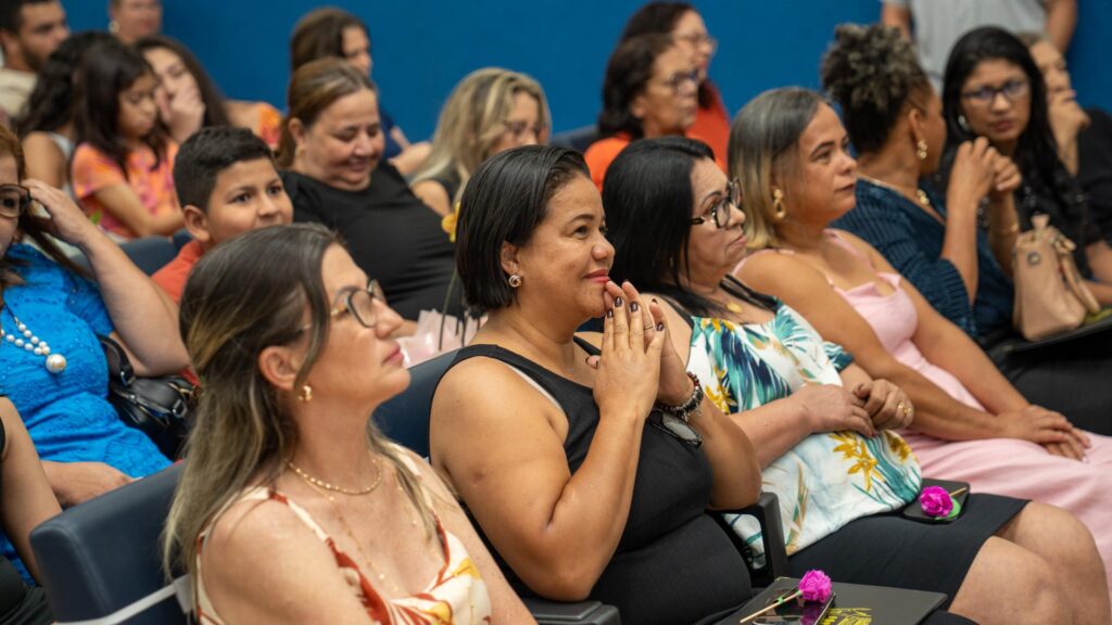 Vereadores de Três Lagoas homenageiam merendeiras que atuam em escolas, CEIs e projetos sociais Vereadores de Três Lagoas homenageiam merendeiras que atuam em escolas, CEIs e projetos sociais