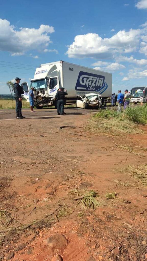 Homem morre em grave acidente entre caminhão e carro na entrada de Inocência