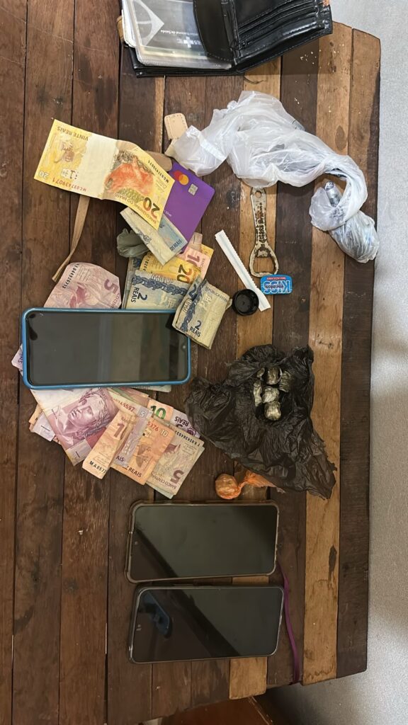 Cinco pessoas são presas e armas de fogo, munições e drogas são apreendidas durante 'Operação' em Três Lagoas e Araçatuba Cinco pessoas são presas e armas de fogo, munições e drogas são apreendidas durante 'Operação' em Três Lagoas e Araçatuba