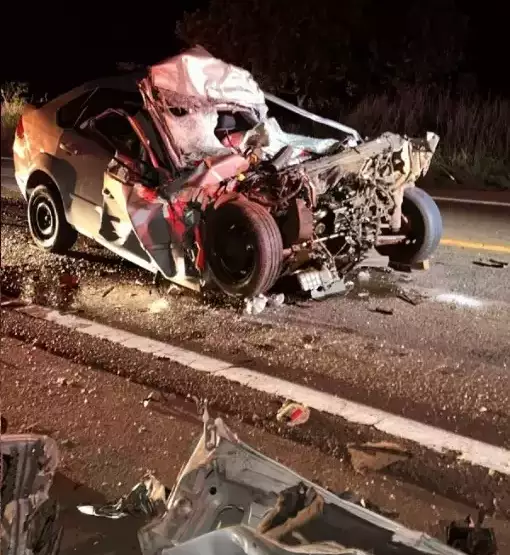 Motorista morre e carro vira sucata ao colidir na traseira de bitrem na MS-267 Motorista morre e carro vira sucata ao colidir na traseira de bitrem na MS-267