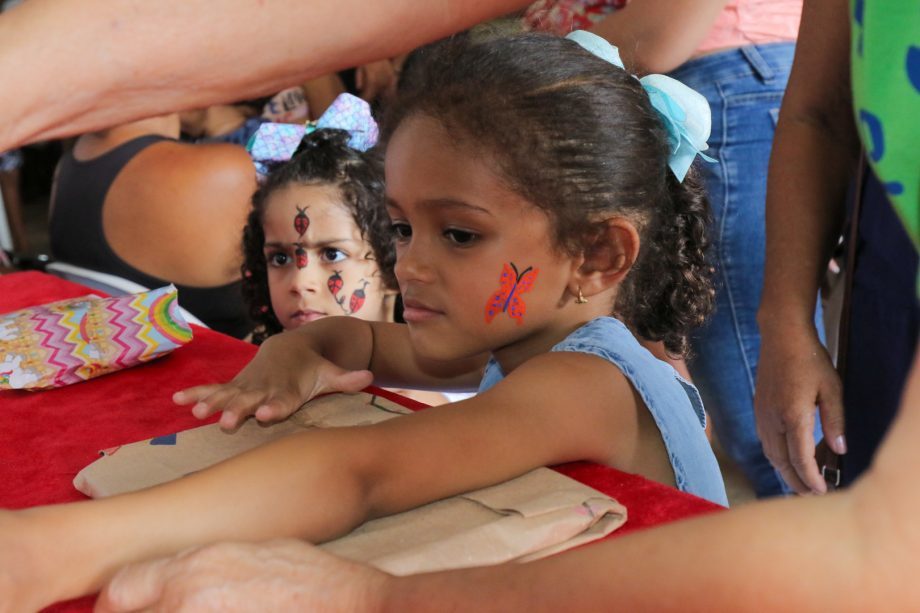 MAGIA COMPARTILHADA – Ação Social “Caixa Encantada” leva alegria e esperança às crianças de Três Lagoas