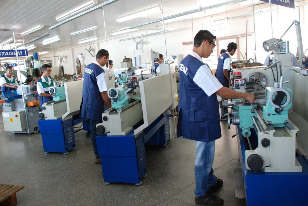 Senai abre vagas para cursos técnicos, qualificação profissional e graduação com descontos especiais