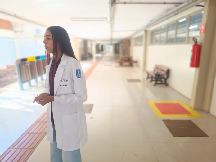 Estudante-de-Medicina-Ariadne-beneficiaria-MS-Supera-scaled