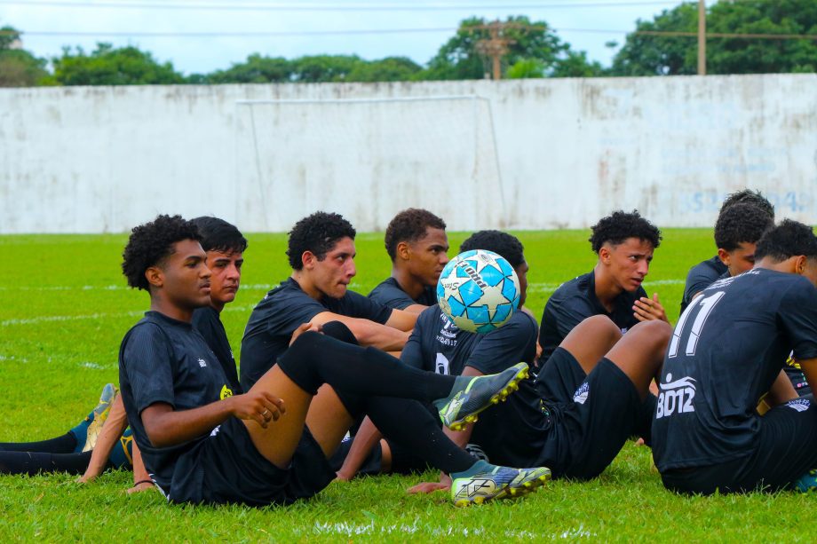 Equipe Arapuá/Prof. Lelão conquista o título do Campeonato Municipal de Futebol Sub-17 Equipe Arapuá/Prof. Lelão conquista o título do Campeonato Municipal de Futebol Sub-17