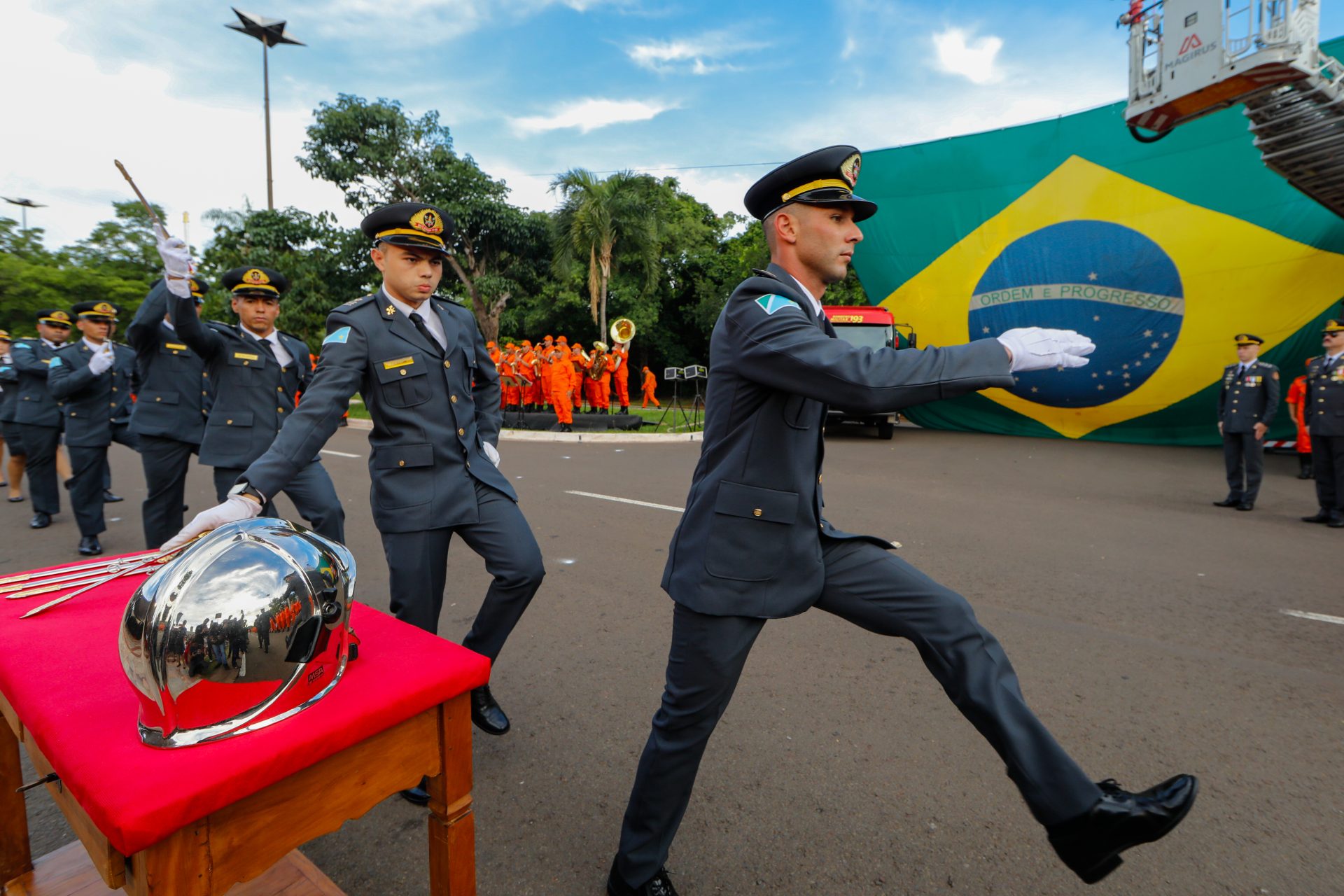 MS reforça atuação dos Bombeiros com entrega de novas viaturas e formatura de oficiais e soldados temporários MS reforça atuação dos Bombeiros com entrega de novas viaturas e formatura de oficiais e soldados temporários