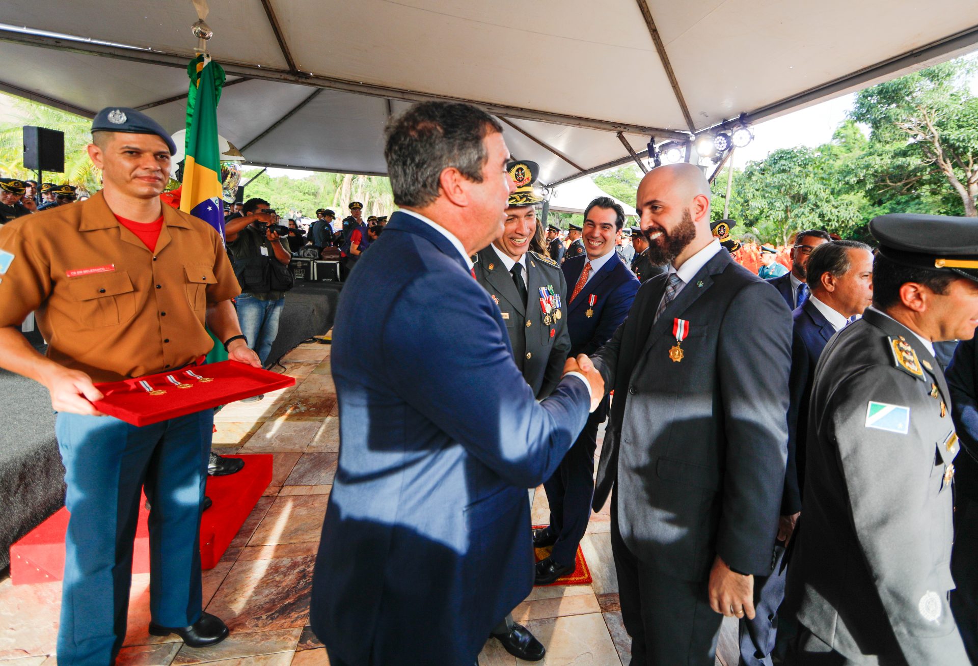 MS reforça atuação dos Bombeiros com entrega de novas viaturas e formatura de oficiais e soldados temporários MS reforça atuação dos Bombeiros com entrega de novas viaturas e formatura de oficiais e soldados temporários