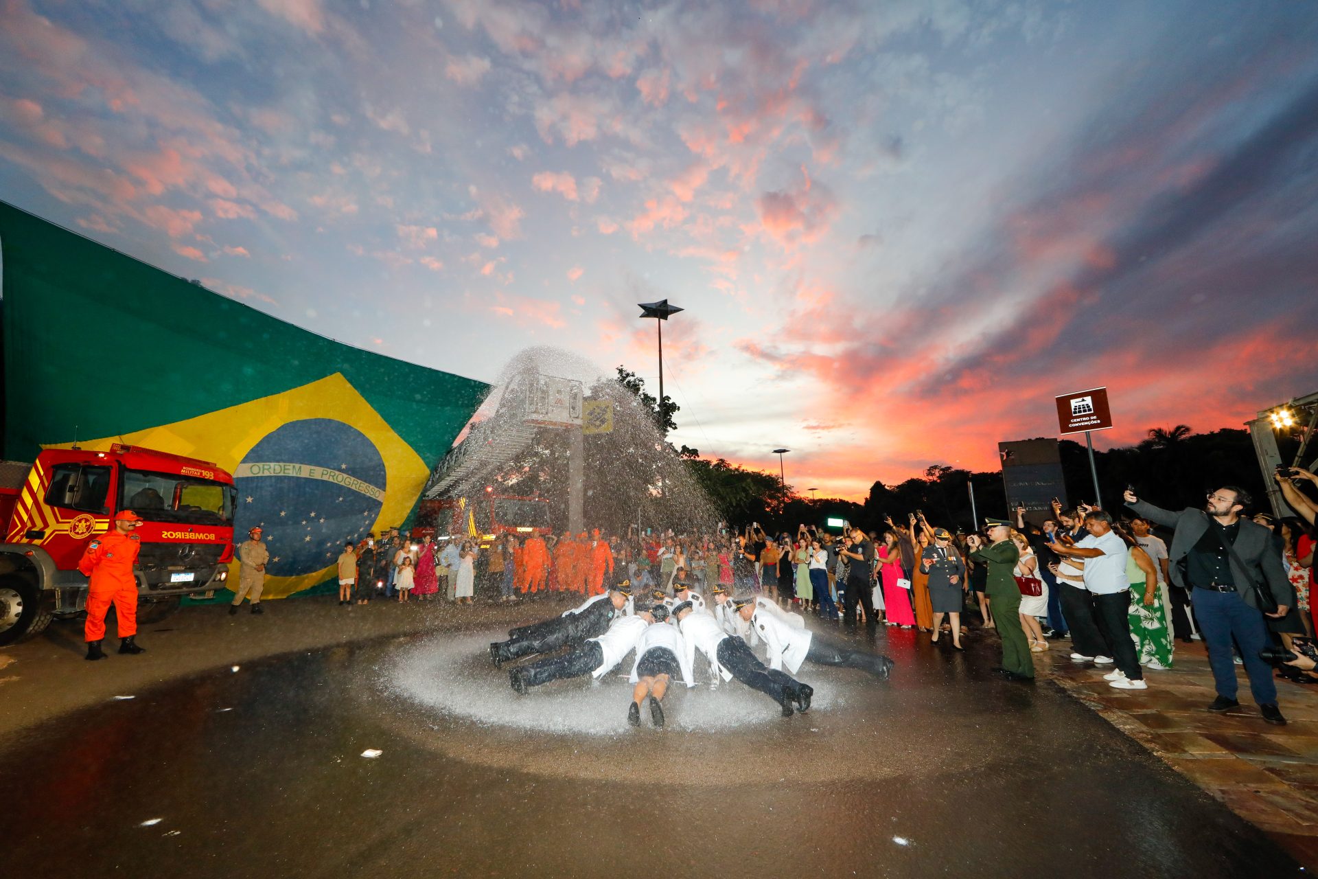 MS reforça atuação dos Bombeiros com entrega de novas viaturas e formatura de oficiais e soldados temporários MS reforça atuação dos Bombeiros com entrega de novas viaturas e formatura de oficiais e soldados temporários