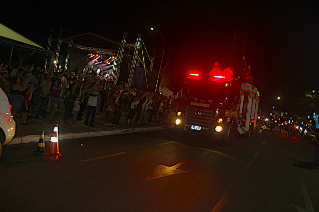 Papai Noel chega em grande estilo e emociona milhares na abertura oficial do Natal Encantado 2025 em Três Lagoas