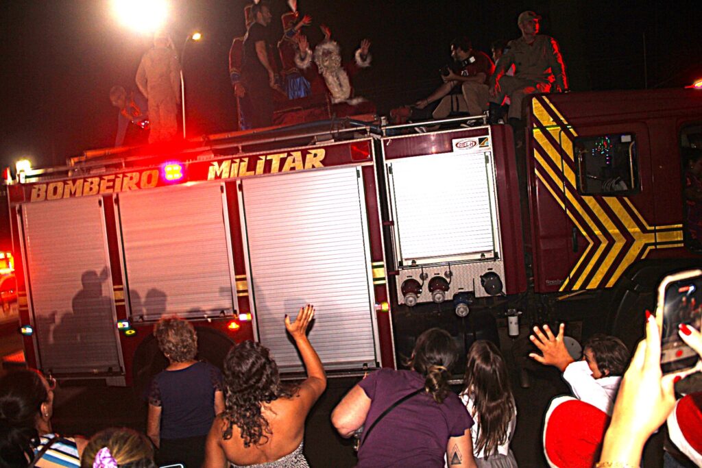 Papai Noel chega em grande estilo e emociona milhares na abertura oficial do Natal Encantado 2025 em Três Lagoas