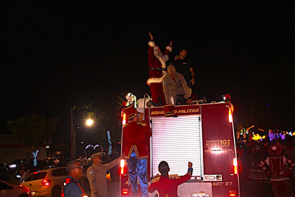 Papai Noel chega em grande estilo e emociona milhares na abertura oficial do Natal Encantado 2025 em Três Lagoas