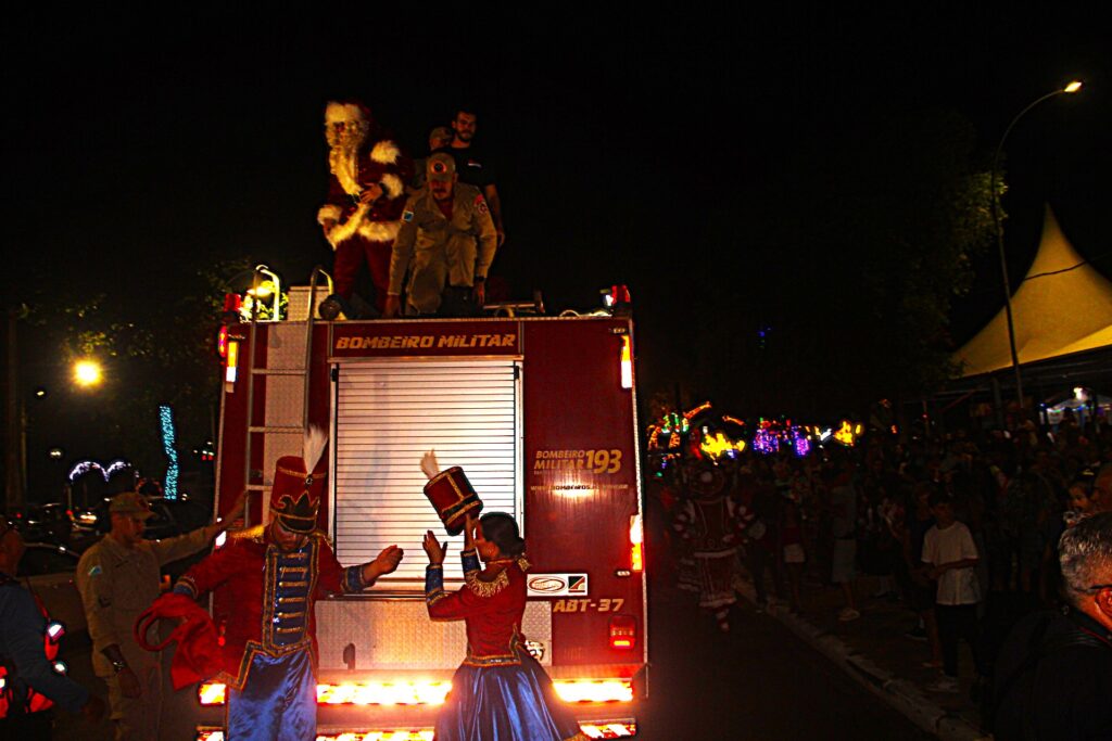 Papai Noel chega em grande estilo e emociona milhares na abertura oficial do Natal Encantado 2025 em Três Lagoas