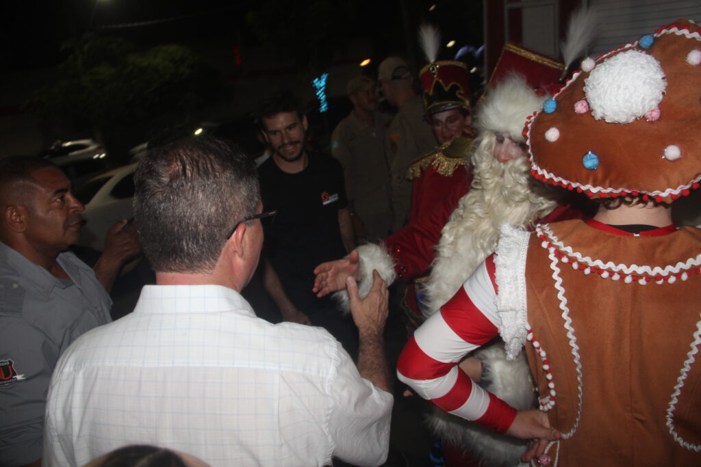 Papai Noel chega em grande estilo e emociona milhares na abertura oficial do Natal Encantado 2025 em Três Lagoas