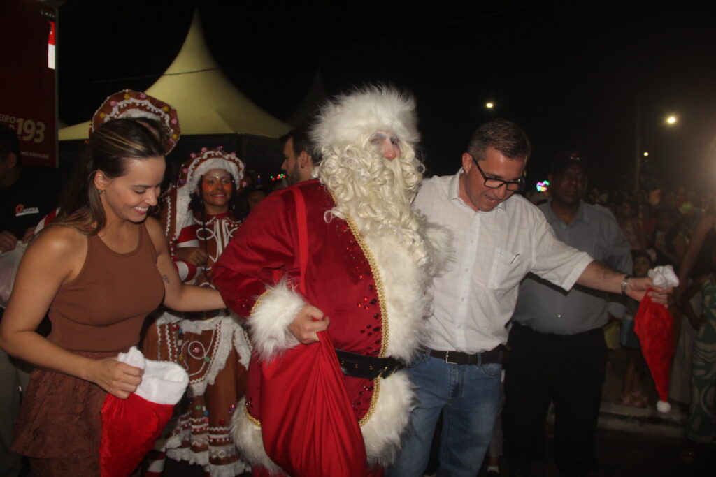Papai Noel chega em grande estilo e emociona milhares na abertura oficial do Natal Encantado 2025 em Três Lagoas