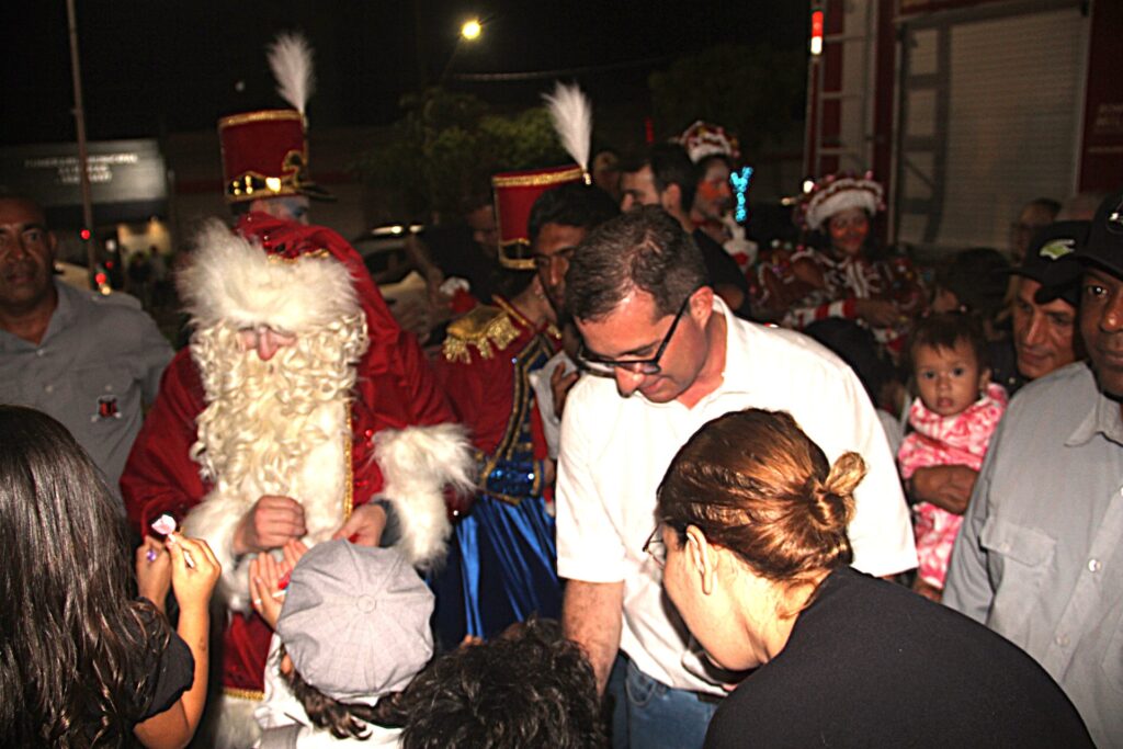 Papai Noel chega em grande estilo e emociona milhares na abertura oficial do Natal Encantado 2025 em Três Lagoas