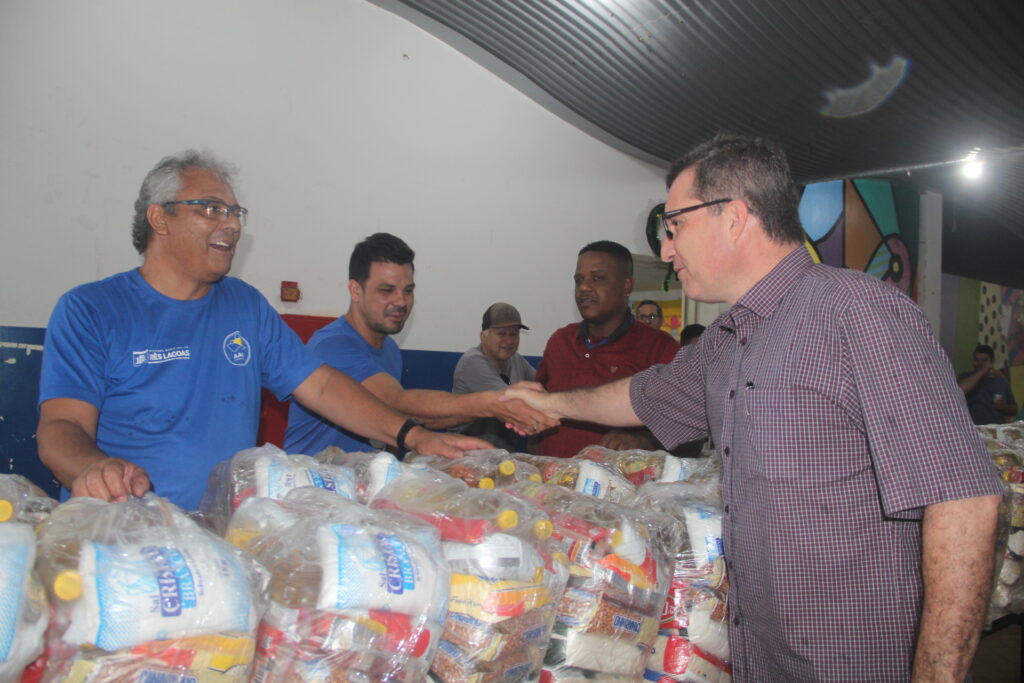 Prefeito Dr. Cassiano Maia dá continuidade às entregas de cestas básicas em Três Lagoas Prefeito Dr. Cassiano Maia dá continuidade às entregas de cestas básicas em Três Lagoas