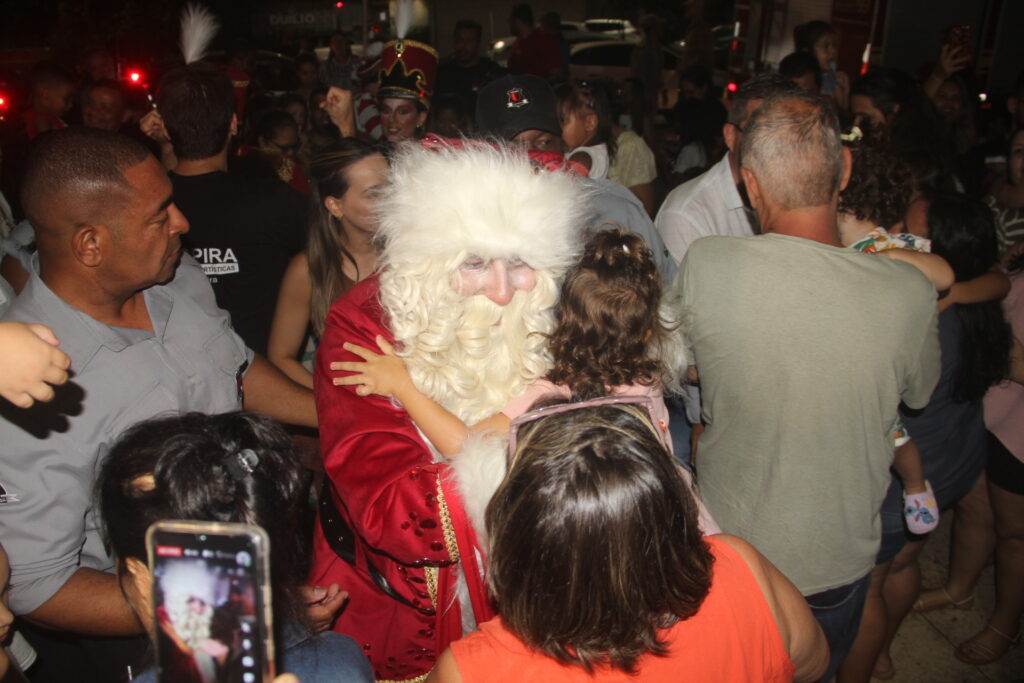 Papai Noel chega em grande estilo e emociona milhares na abertura oficial do Natal Encantado 2025 em Três Lagoas
