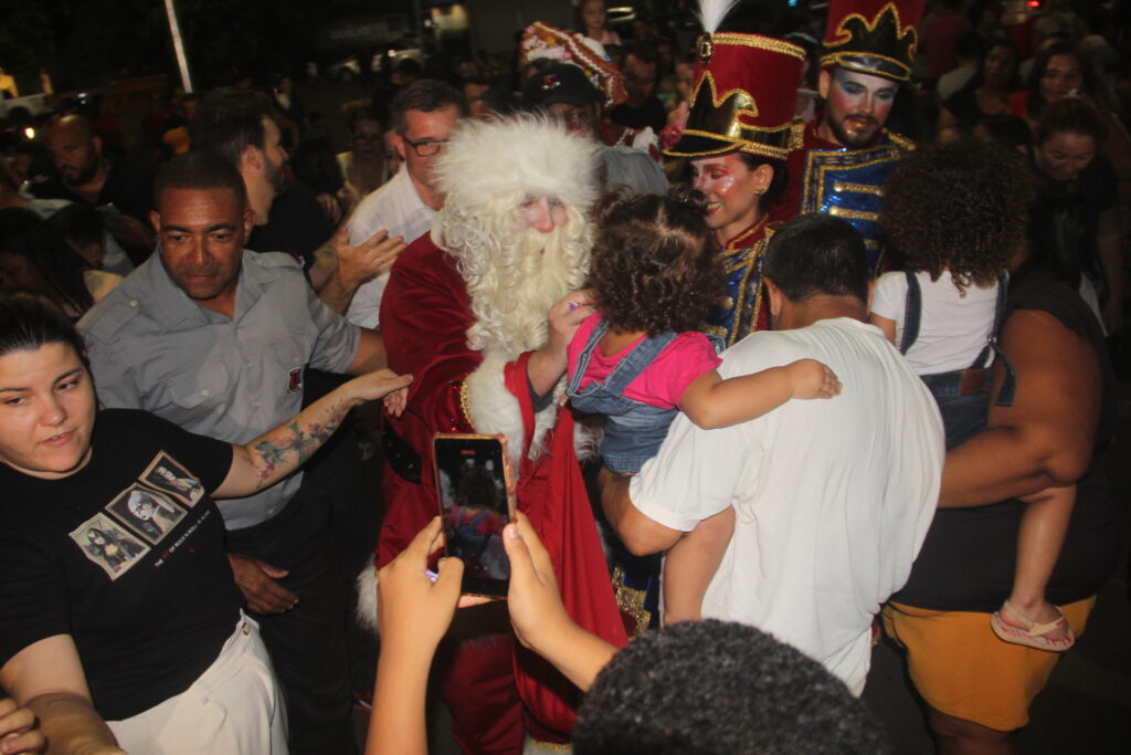 Papai Noel chega em grande estilo e emociona milhares na abertura oficial do Natal Encantado 2025 em Três Lagoas