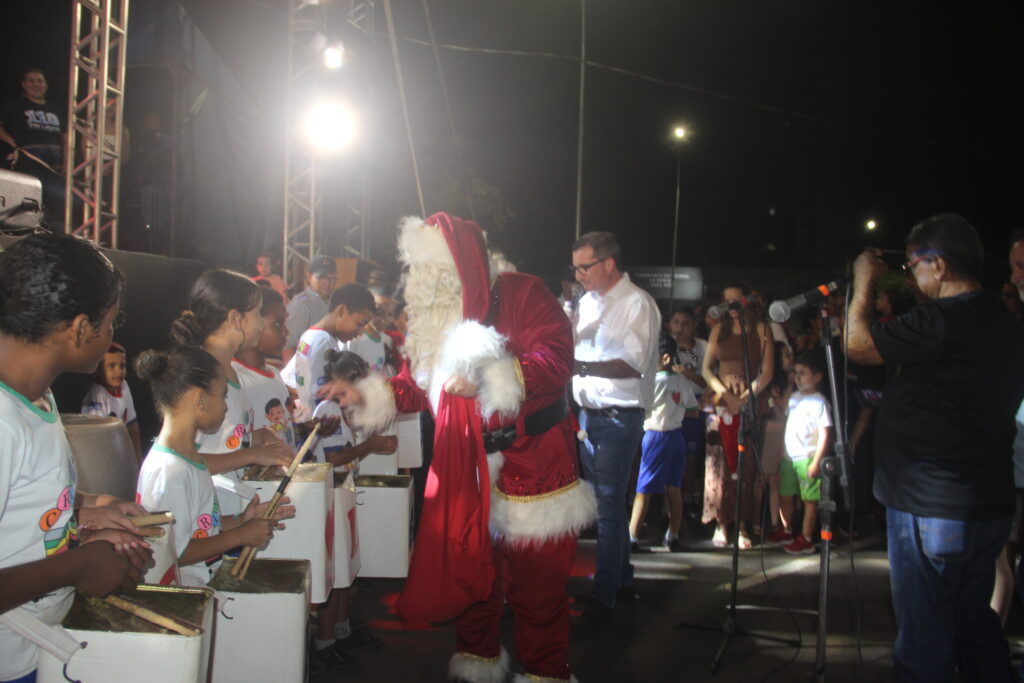 Papai Noel chega em grande estilo e emociona milhares na abertura oficial do Natal Encantado 2025 em Três Lagoas
