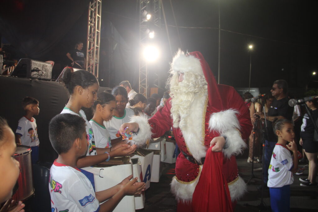 Papai Noel chega em grande estilo e emociona milhares na abertura oficial do Natal Encantado 2025 em Três Lagoas