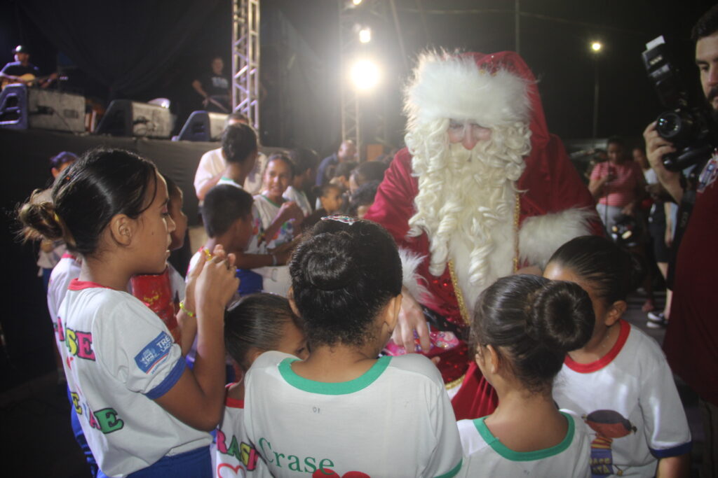 Papai Noel chega em grande estilo e emociona milhares na abertura oficial do Natal Encantado 2025 em Três Lagoas