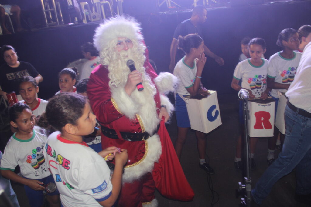 Papai Noel chega em grande estilo e emociona milhares na abertura oficial do Natal Encantado 2025 em Três Lagoas