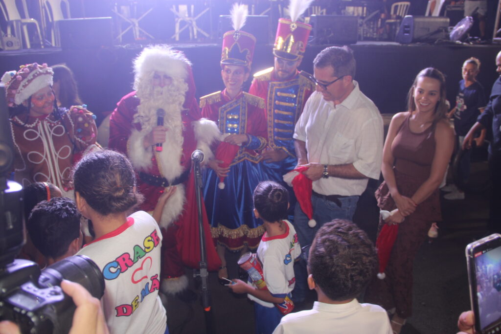 Papai Noel chega em grande estilo e emociona milhares na abertura oficial do Natal Encantado 2025 em Três Lagoas