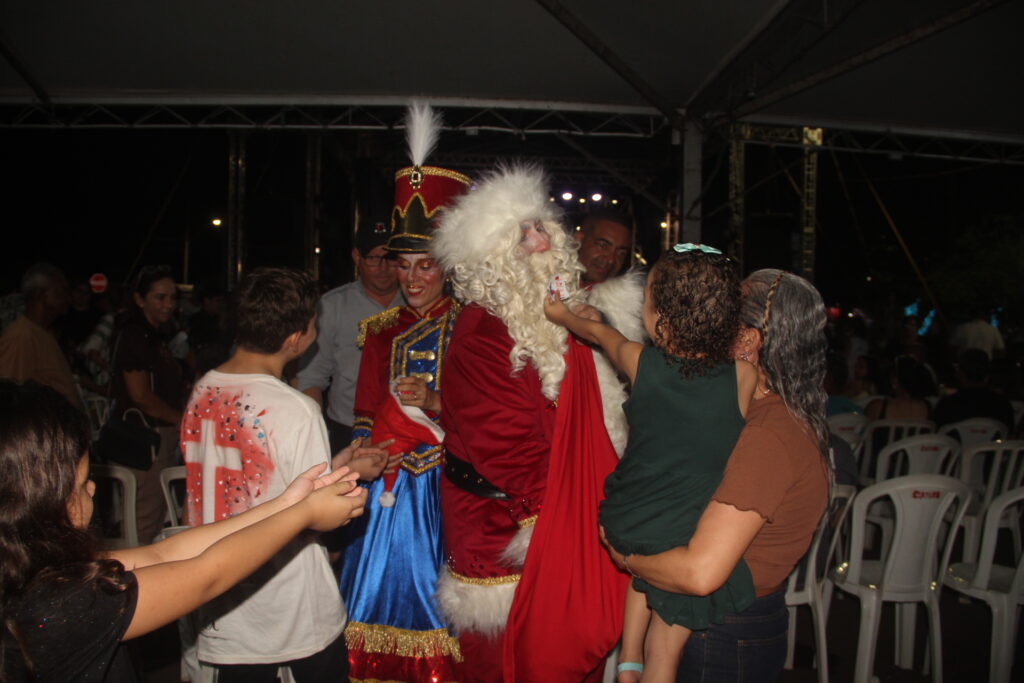 Papai Noel chega em grande estilo e emociona milhares na abertura oficial do Natal Encantado 2025 em Três Lagoas