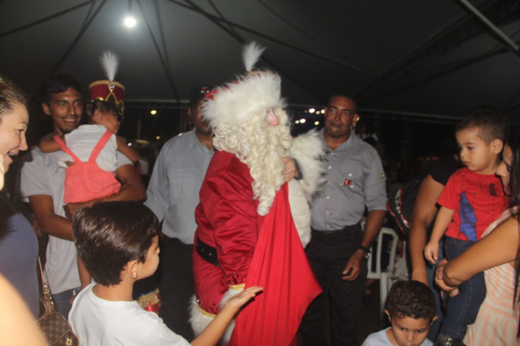 Papai Noel chega em grande estilo e emociona milhares na abertura oficial do Natal Encantado 2025 em Três Lagoas