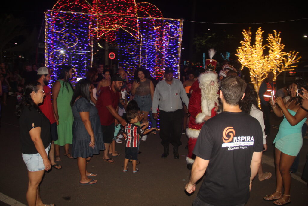 Papai Noel chega em grande estilo e emociona milhares na abertura oficial do Natal Encantado 2025 em Três Lagoas