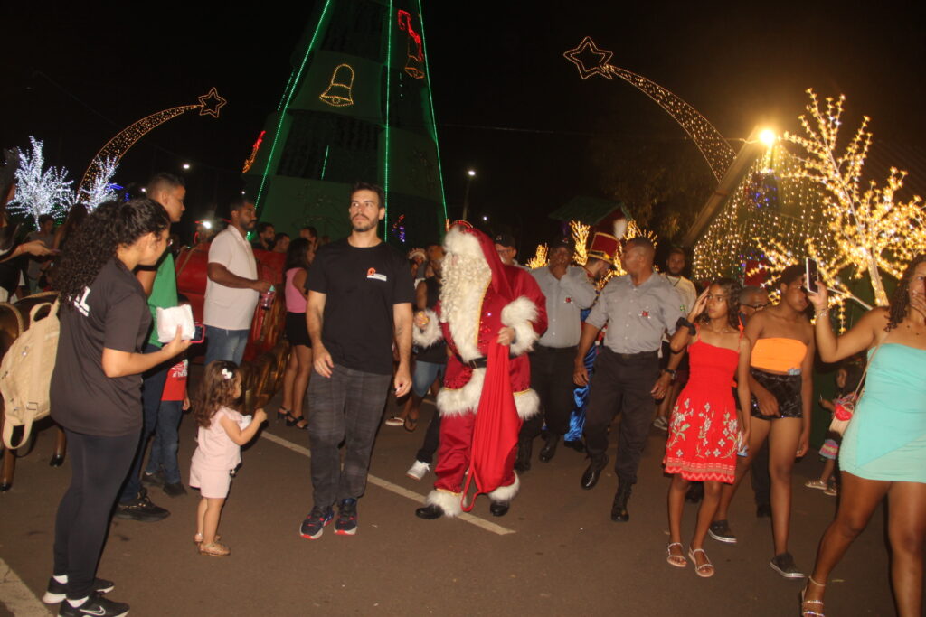 Papai Noel chega em grande estilo e emociona milhares na abertura oficial do Natal Encantado 2025 em Três Lagoas