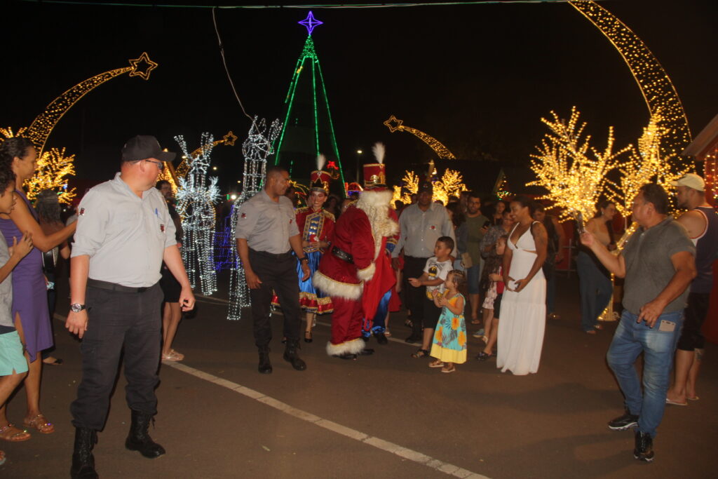Papai Noel chega em grande estilo e emociona milhares na abertura oficial do Natal Encantado 2025 em Três Lagoas