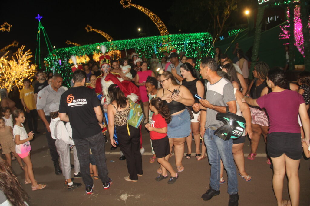 Papai Noel chega em grande estilo e emociona milhares na abertura oficial do Natal Encantado 2025 em Três Lagoas