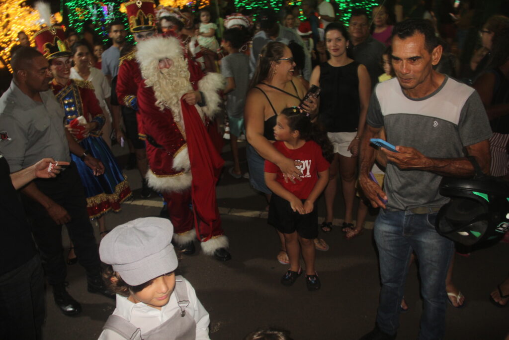 Papai Noel chega em grande estilo e emociona milhares na abertura oficial do Natal Encantado 2025 em Três Lagoas