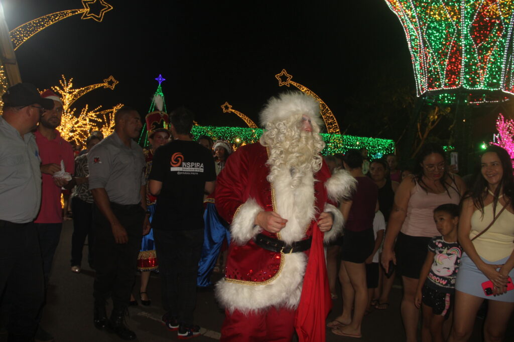 Papai Noel chega em grande estilo e emociona milhares na abertura oficial do Natal Encantado 2025 em Três Lagoas