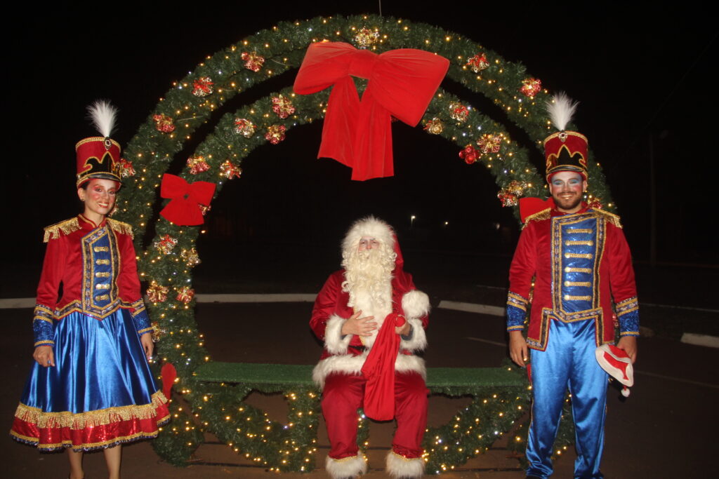 Papai Noel chega em grande estilo e emociona milhares na abertura oficial do Natal Encantado 2025 em Três Lagoas
