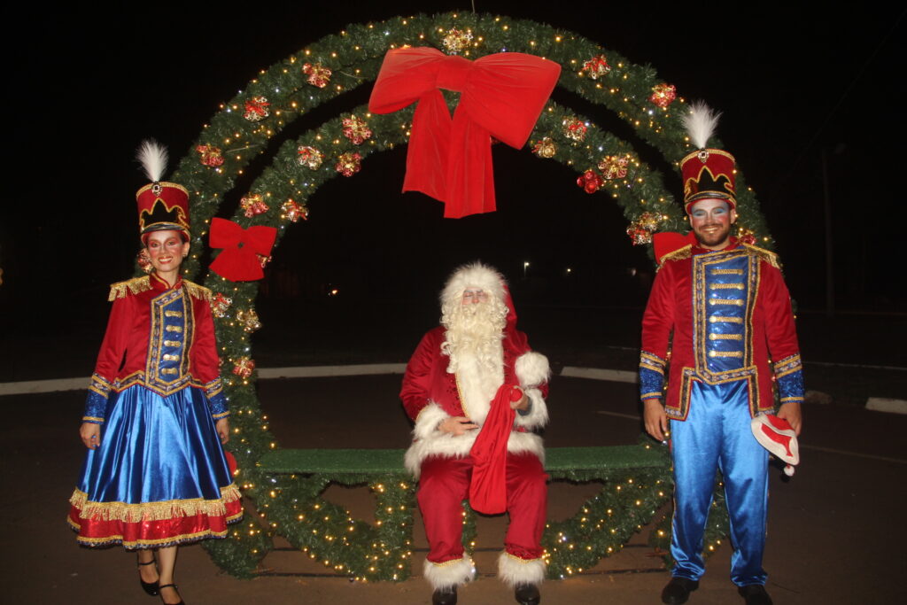 Papai Noel chega em grande estilo e emociona milhares na abertura oficial do Natal Encantado 2025 em Três Lagoas
