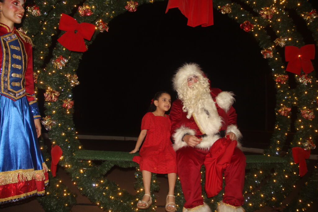 Papai Noel chega em grande estilo e emociona milhares na abertura oficial do Natal Encantado 2025 em Três Lagoas