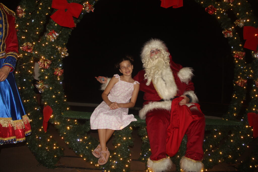 Papai Noel chega em grande estilo e emociona milhares na abertura oficial do Natal Encantado 2025 em Três Lagoas