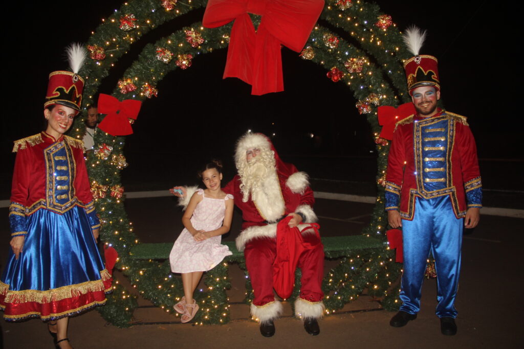 Papai Noel chega em grande estilo e emociona milhares na abertura oficial do Natal Encantado 2025 em Três Lagoas