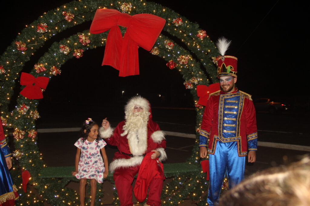 Papai Noel chega em grande estilo e emociona milhares na abertura oficial do Natal Encantado 2025 em Três Lagoas