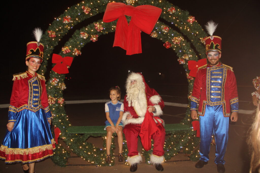 Papai Noel chega em grande estilo e emociona milhares na abertura oficial do Natal Encantado 2025 em Três Lagoas