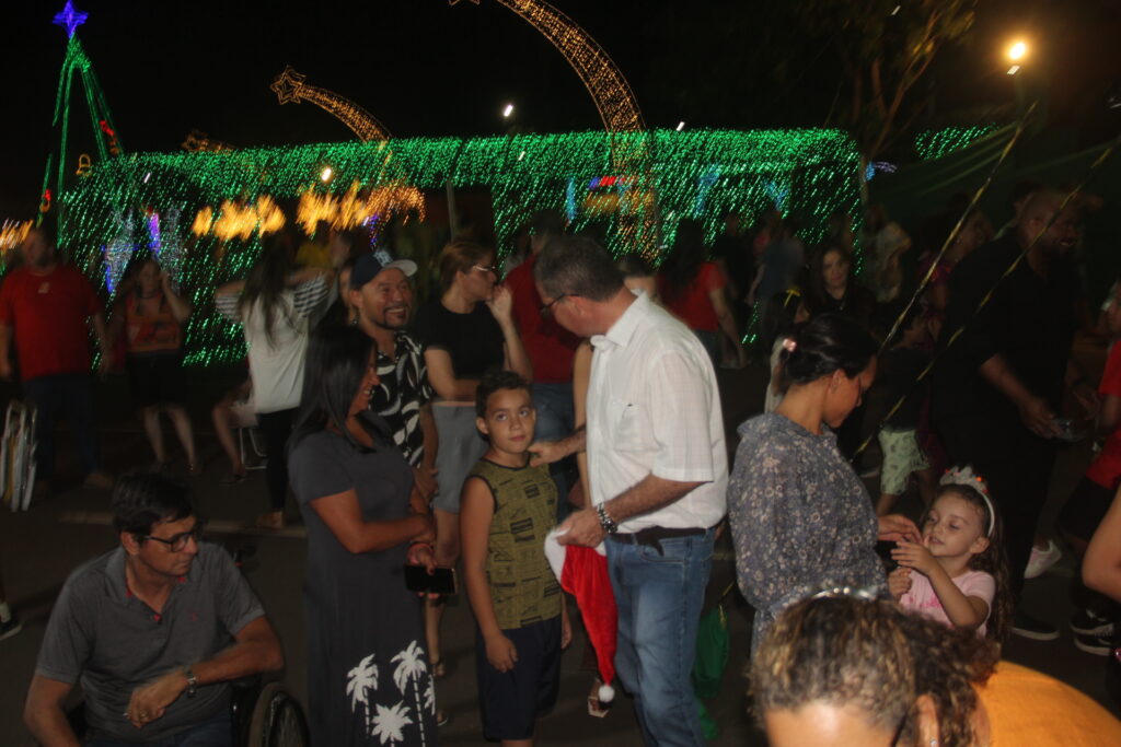 Papai Noel chega em grande estilo e emociona milhares na abertura oficial do Natal Encantado 2025 em Três Lagoas