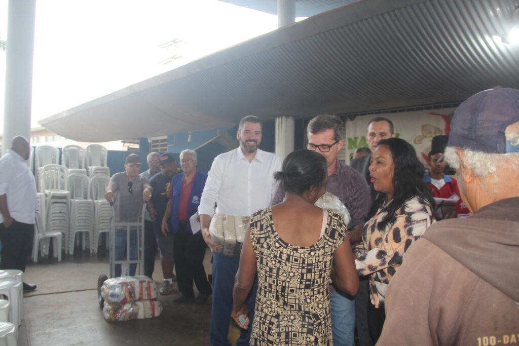 Prefeito Dr. Cassiano Maia dá continuidade às entregas de cestas básicas em Três Lagoas Prefeito Dr. Cassiano Maia dá continuidade às entregas de cestas básicas em Três Lagoas