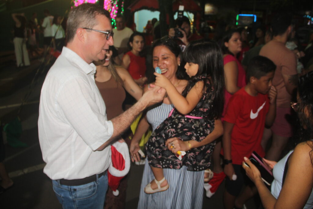 Papai Noel chega em grande estilo e emociona milhares na abertura oficial do Natal Encantado 2025 em Três Lagoas