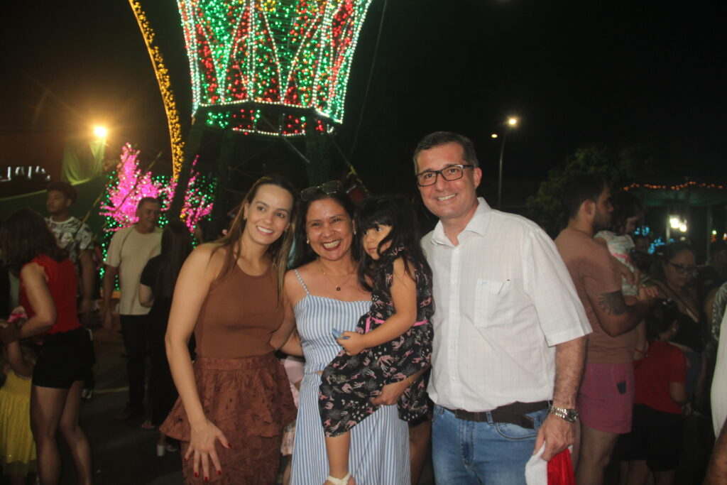 Papai Noel chega em grande estilo e emociona milhares na abertura oficial do Natal Encantado 2025 em Três Lagoas